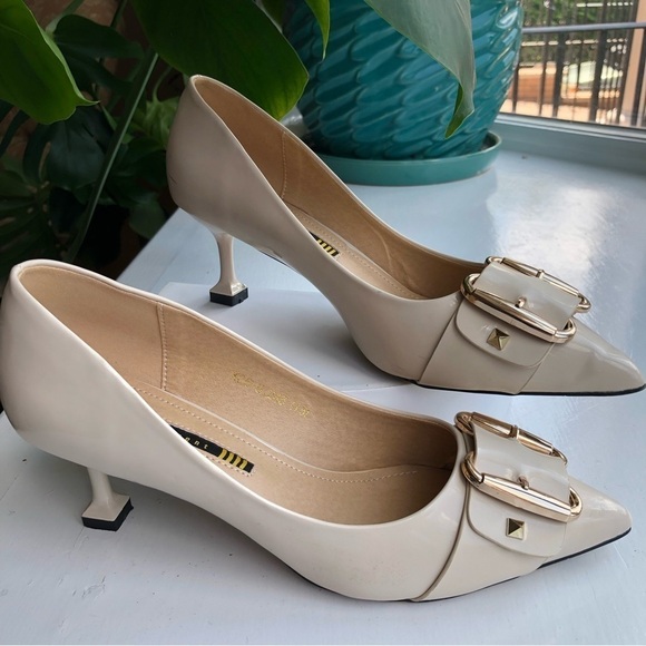 CREAM leather point toe gold buckle kitten heel shoe 8 - Picture 1 of 11